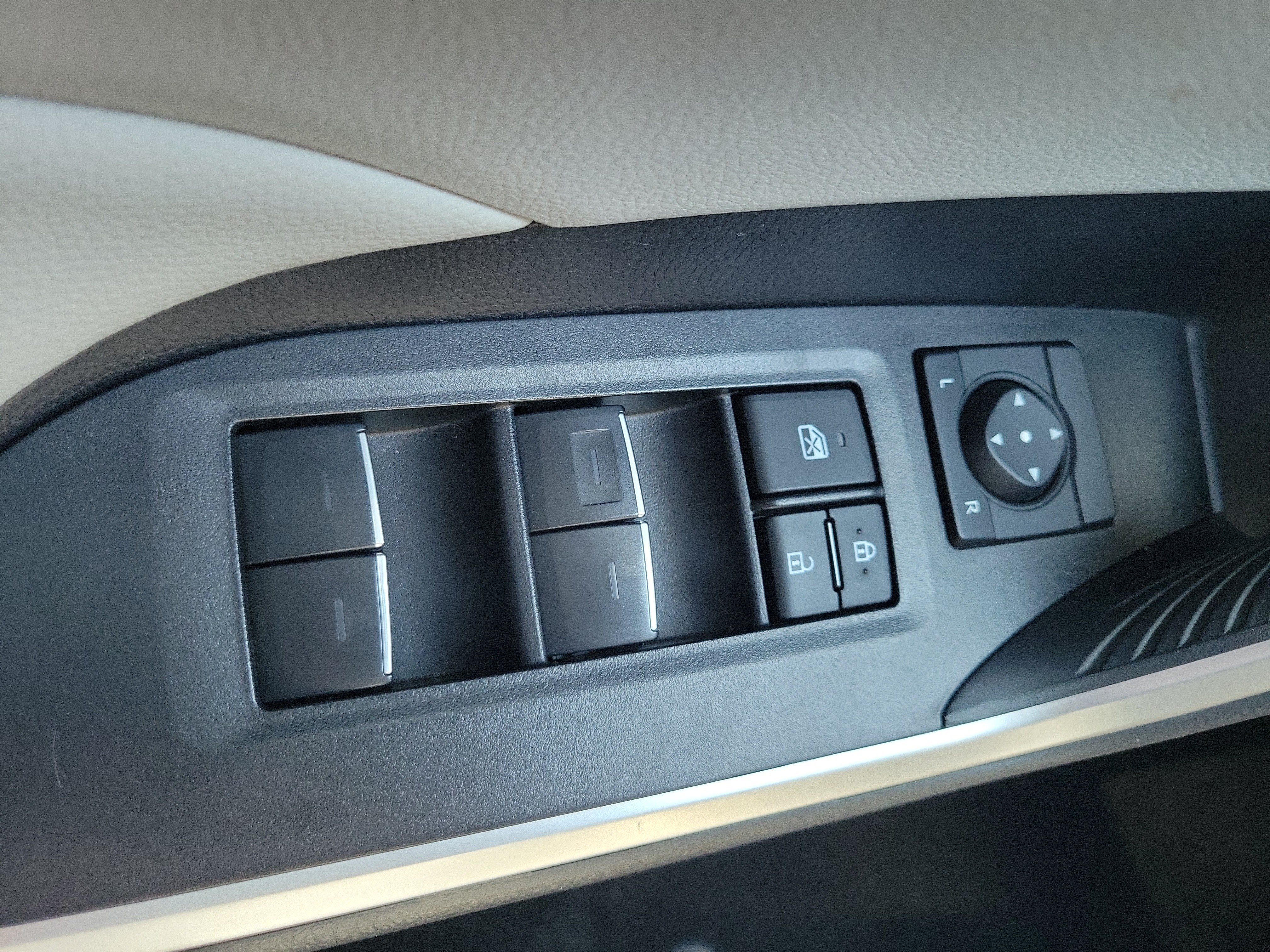 Used 2025 Toyota RAV4 XLE w/ Convenience Package FWD image 24
