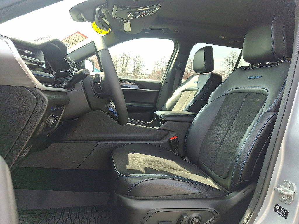 Used 2024 Jeep Grand Cherokee Trailhawk image 11