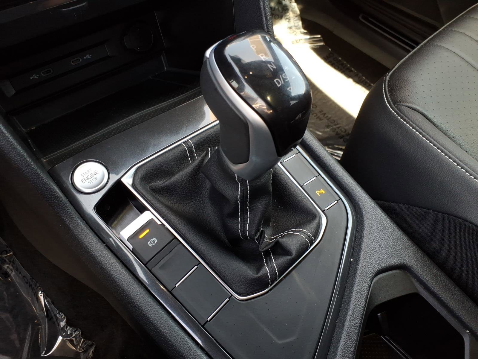 Certified 2023 Volkswagen Tiguan SE R-Line FWD image 32