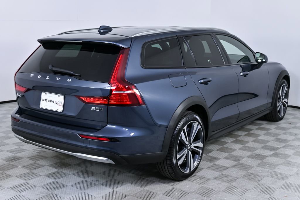 Used 2025 Volvo V60 B5 Cross Country Plus image 28