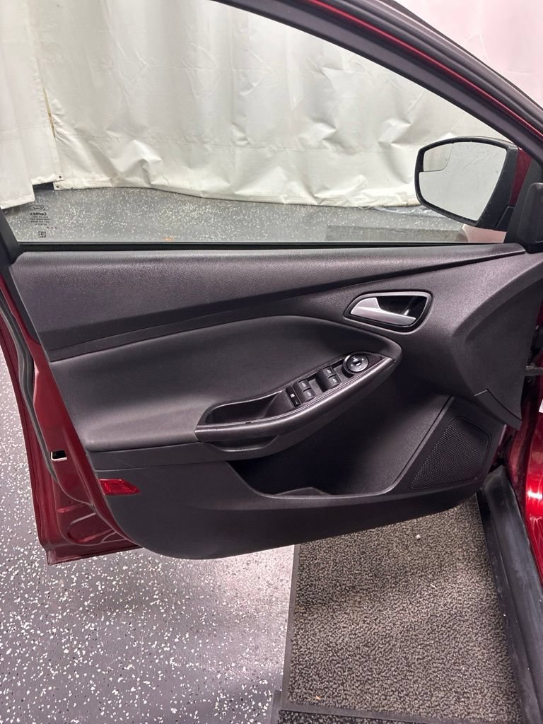Used 2014 Ford Focus SE w/ SE Sport Package FWD image 12
