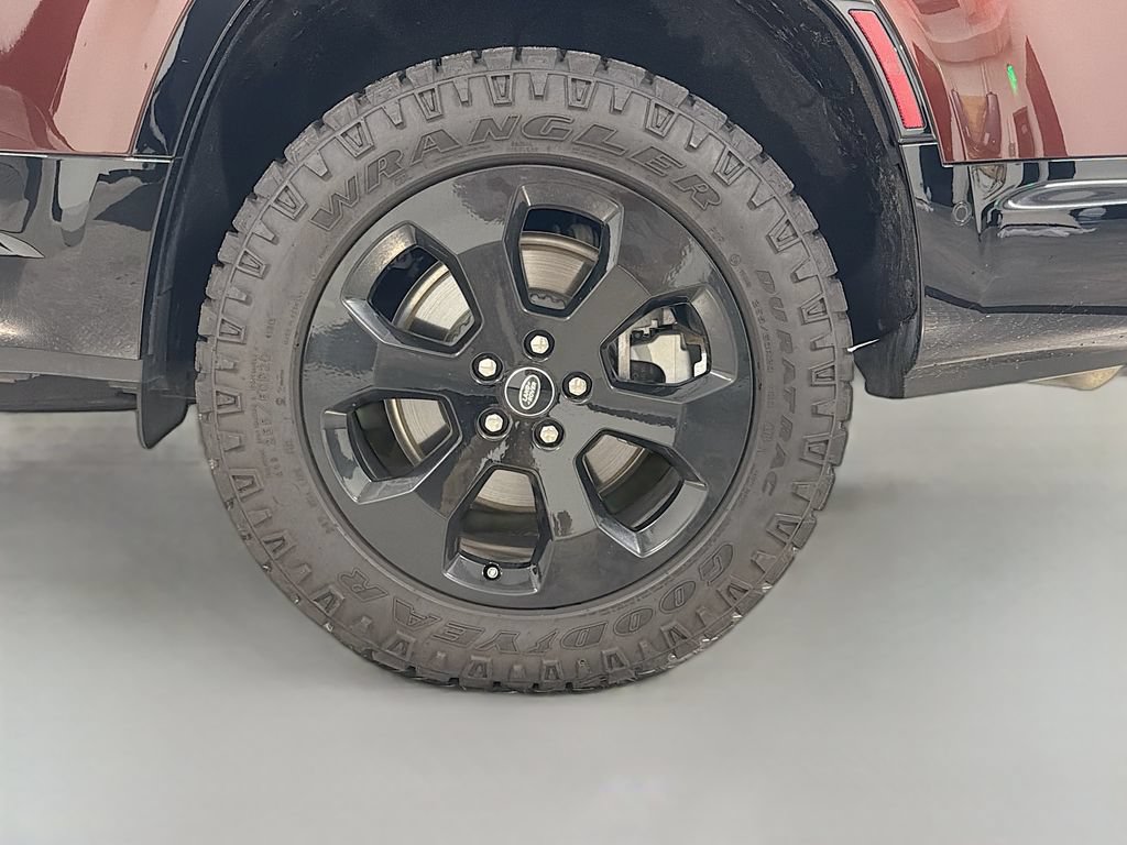 Used 2025 Land Rover Defender 130 X-Dynamic SE AWD/4WD image 35