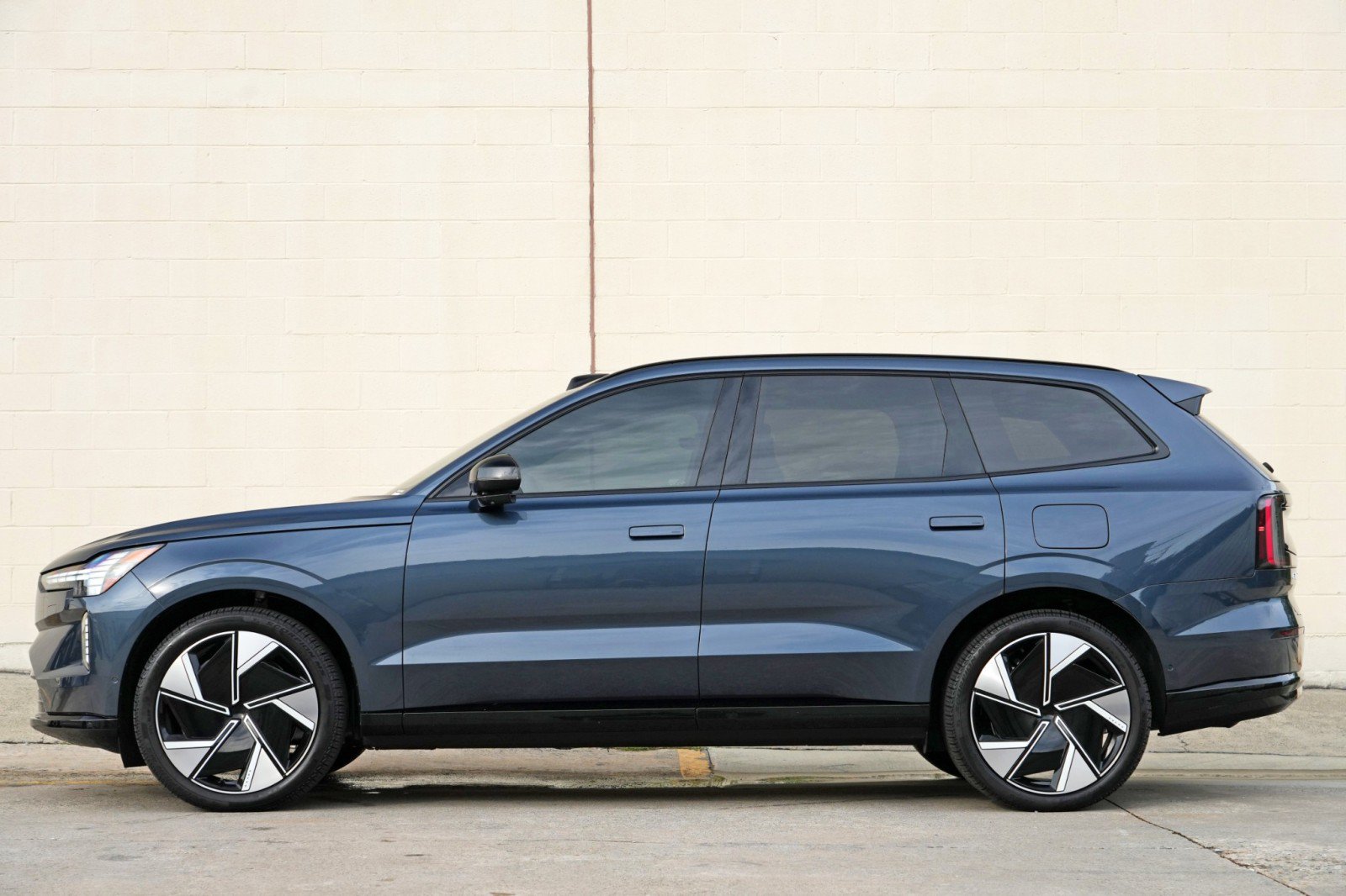 Used 2025 Volvo EX90 Ultra AWD/4WD image 9