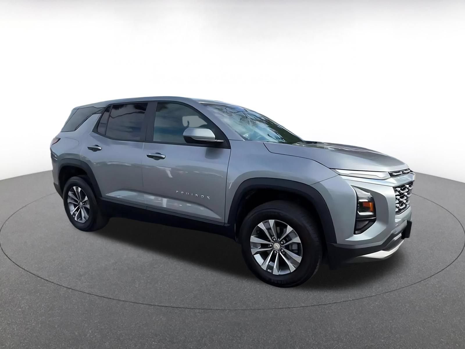 Used 2025 Chevrolet Equinox LT FWD image 2