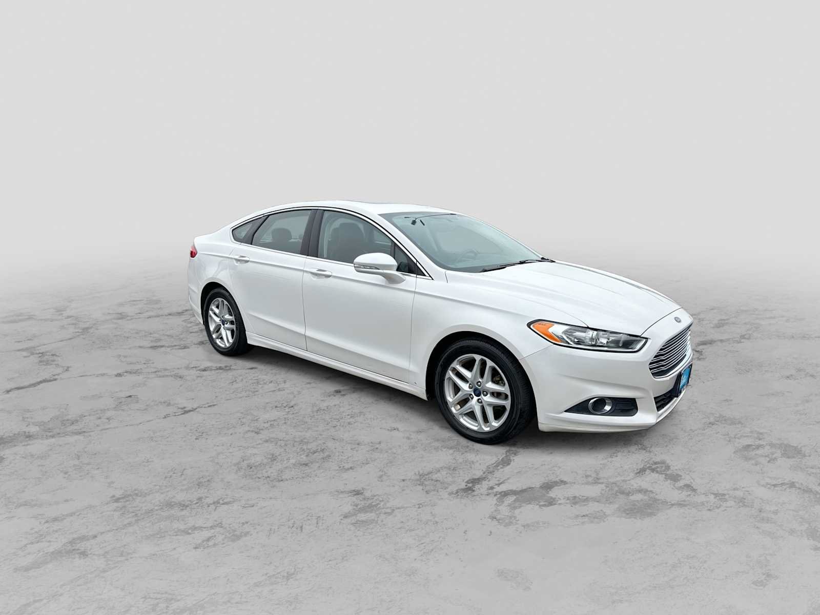 Used 2015 Ford Fusion SE w/ Equipment Group 202A FWD image 2