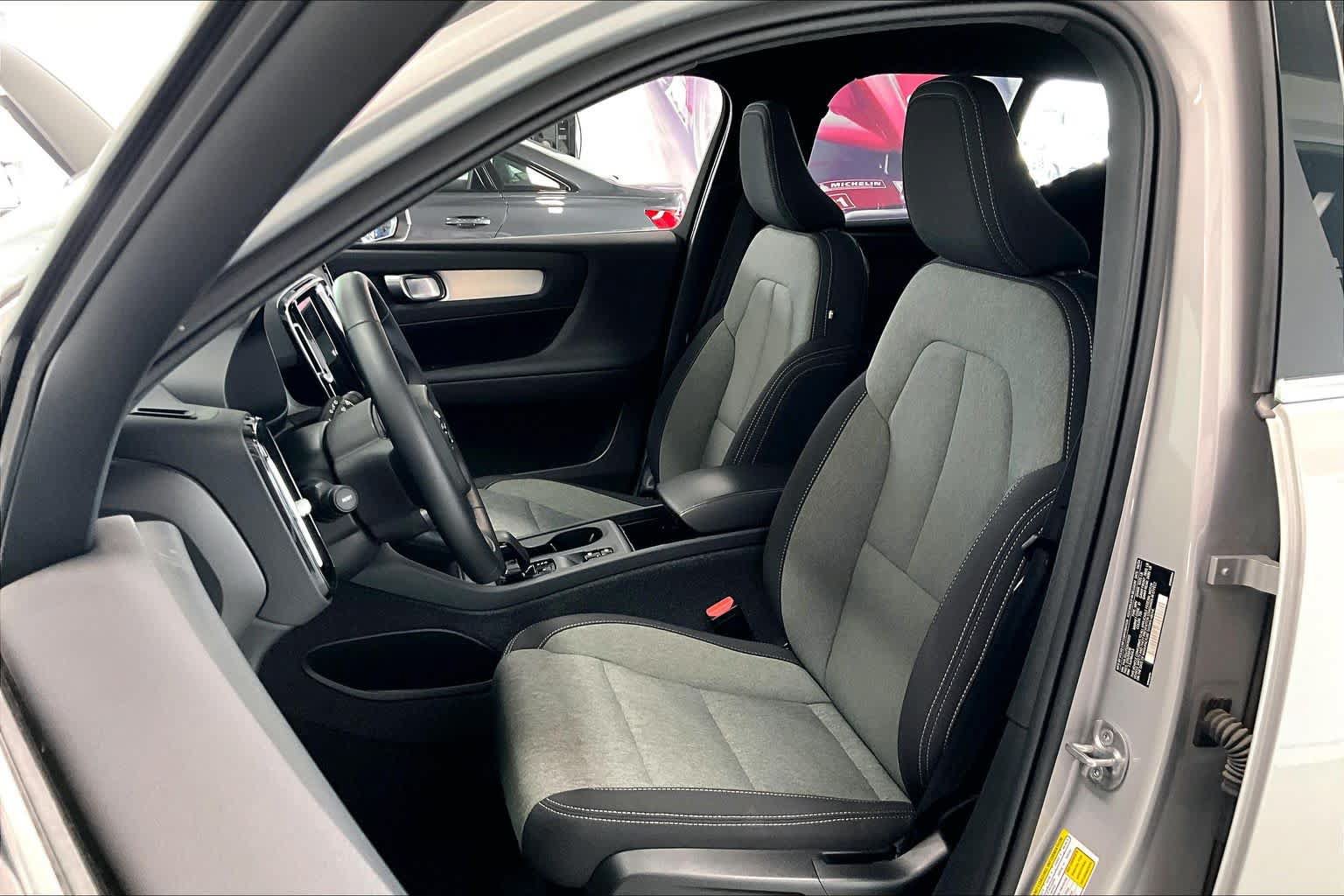 Used 2025 Volvo XC40 B5 Core AWD/4WD image 10