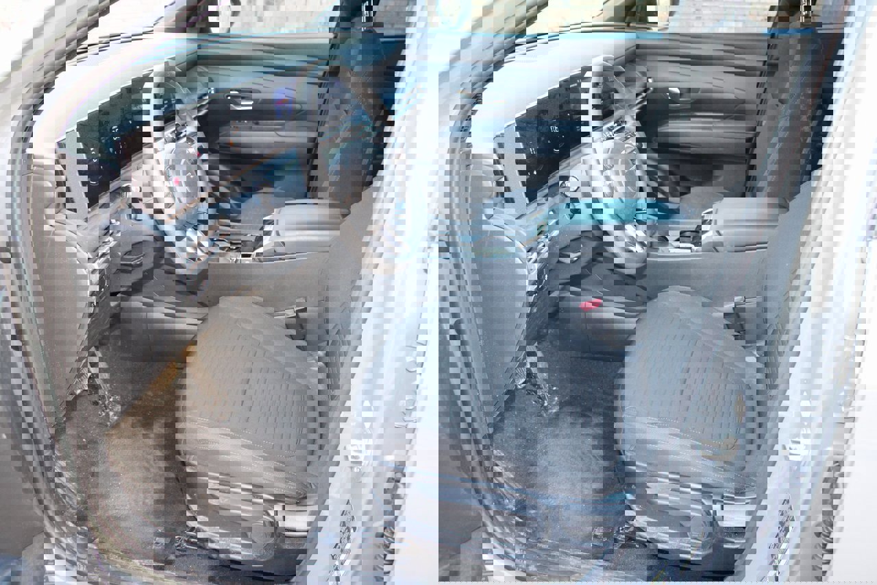 Used 2025 Hyundai Santa Cruz SE image 14