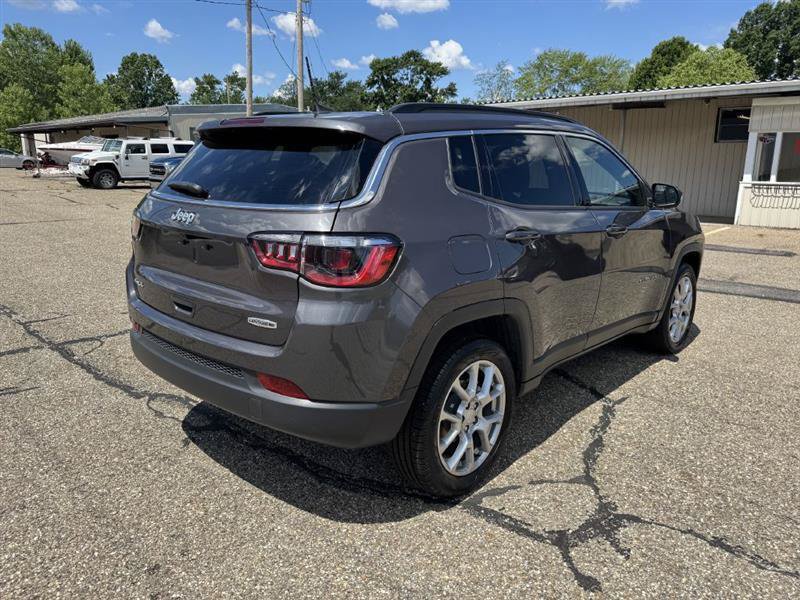 Used 2024 Jeep Compass Latitude AWD/4WD image 7
