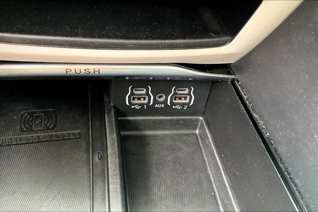 Used 2023 Chrysler Pacifica Limited image 15