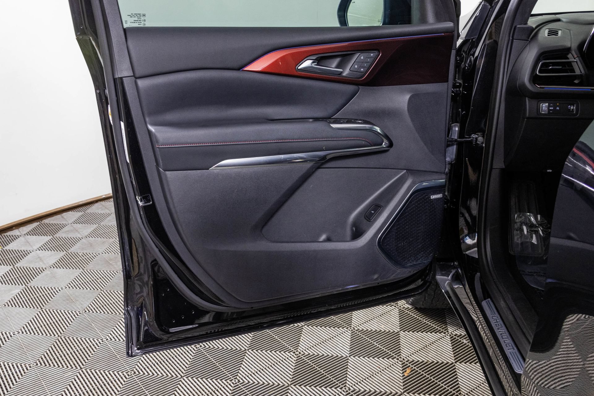 Used 2024 Chevrolet Traverse RS FWD image 40