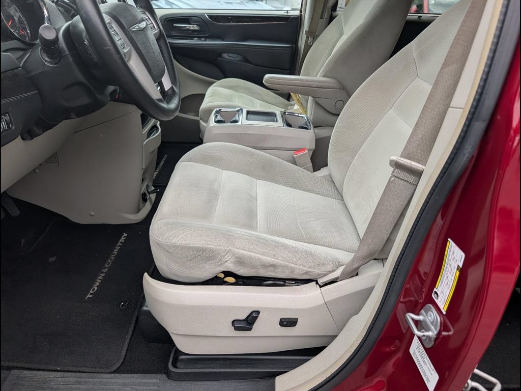 Used 2014 Chrysler Town & Country Touring w/ Driver Convenience Group FWD image 11