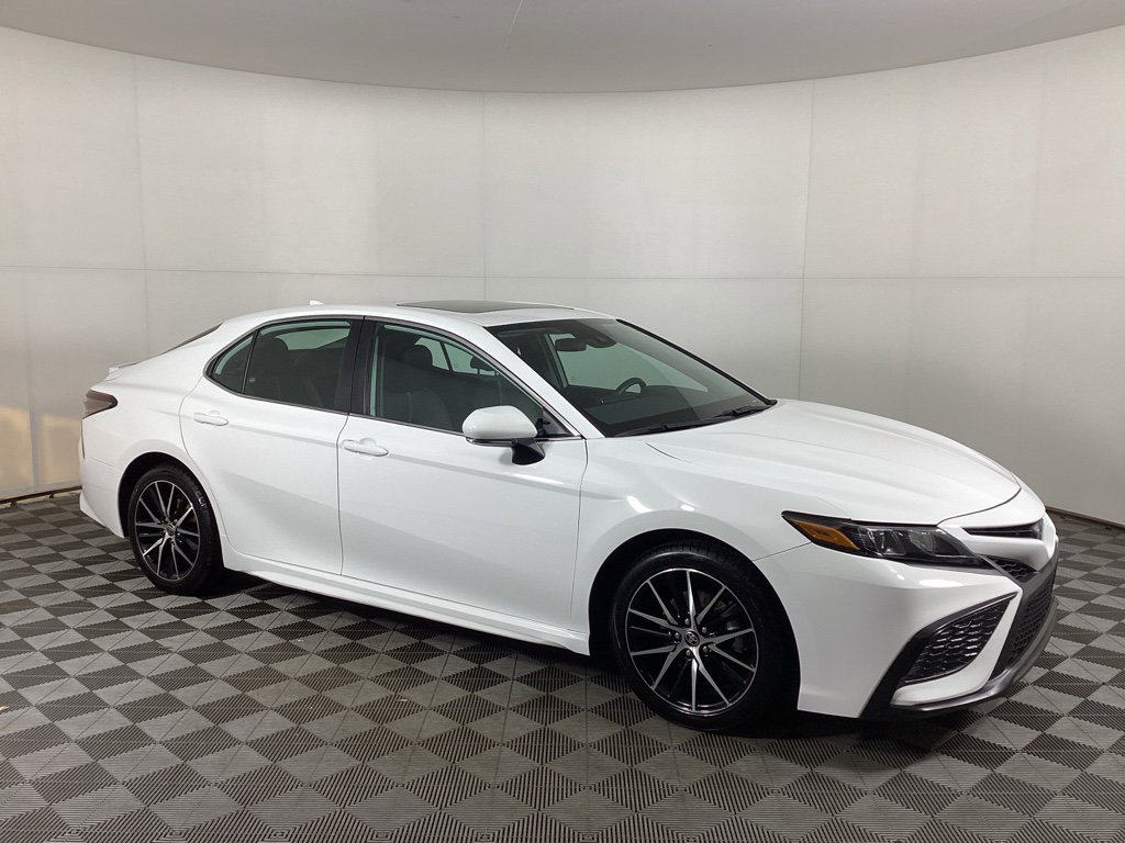 Used 2021 Toyota Camry SE w/ Cold Weather Package image 1