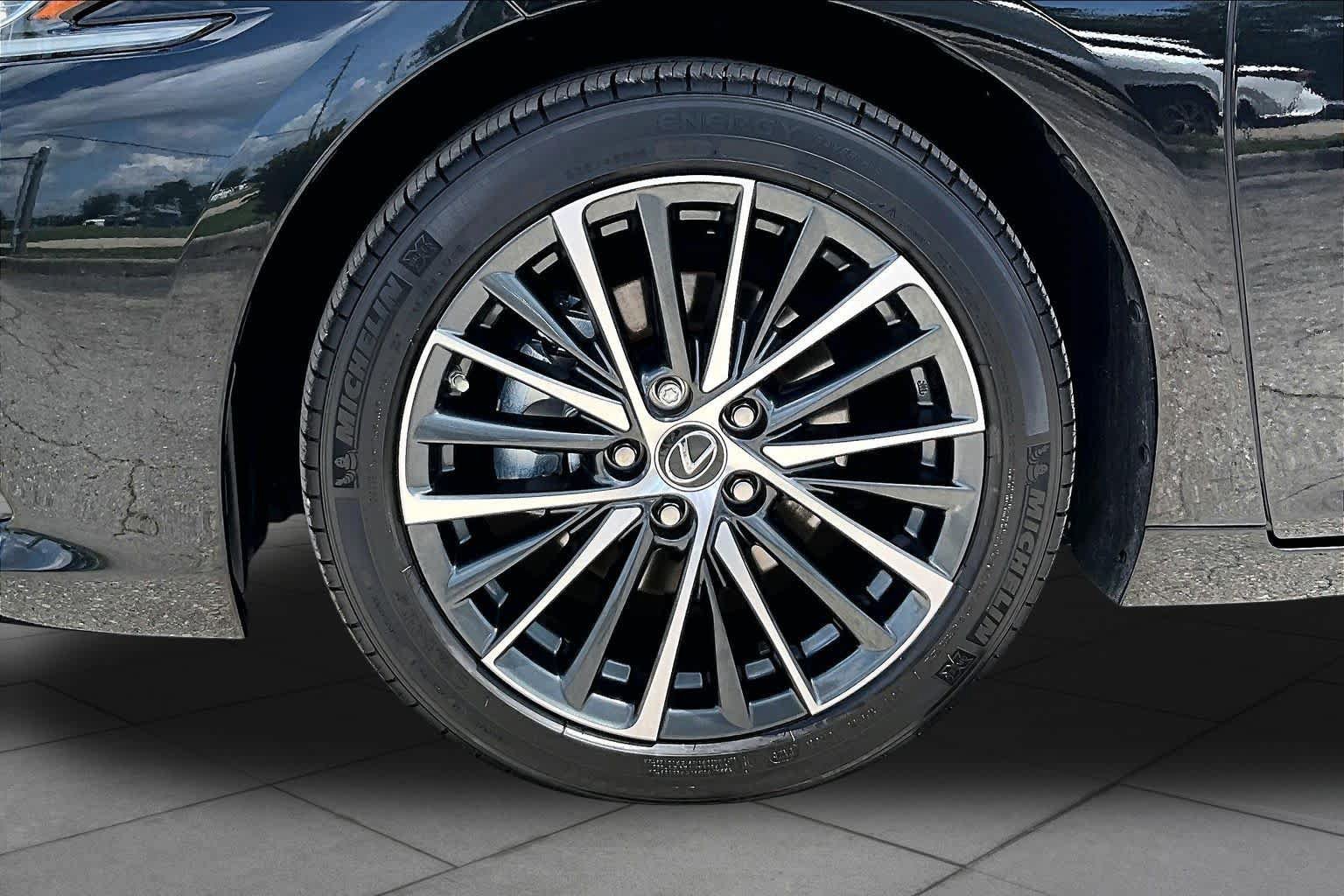 Used 2025 Lexus ES 350 w/ Premium Package FWD image 11