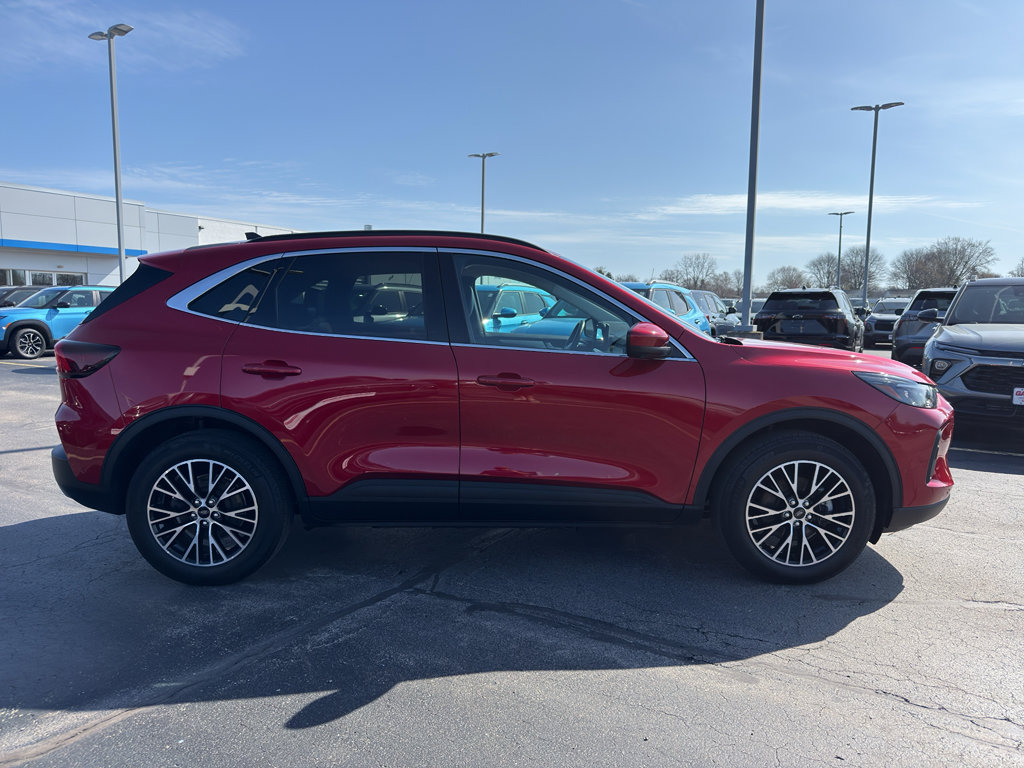Used 2023 Ford Escape SE w/ PHEV Premium Package FWD image 4