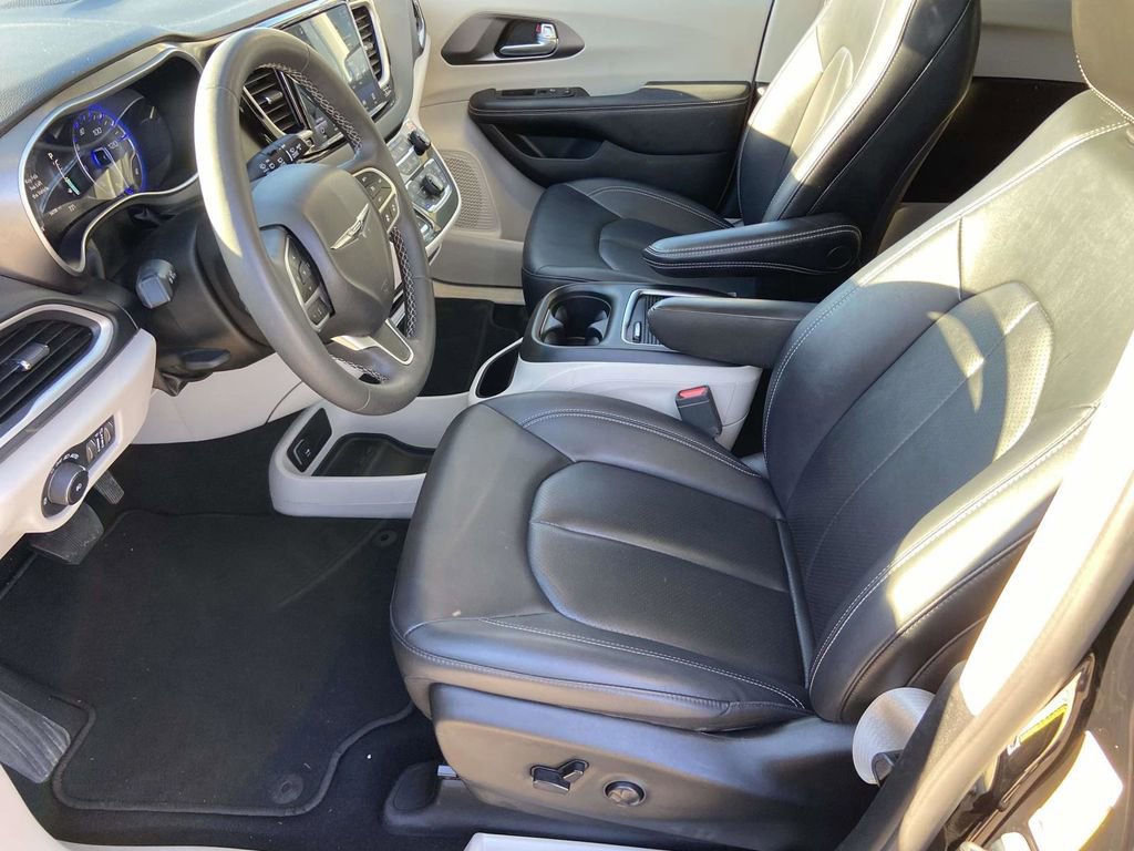 Used 2024 Chrysler Pacifica Touring-L image 10