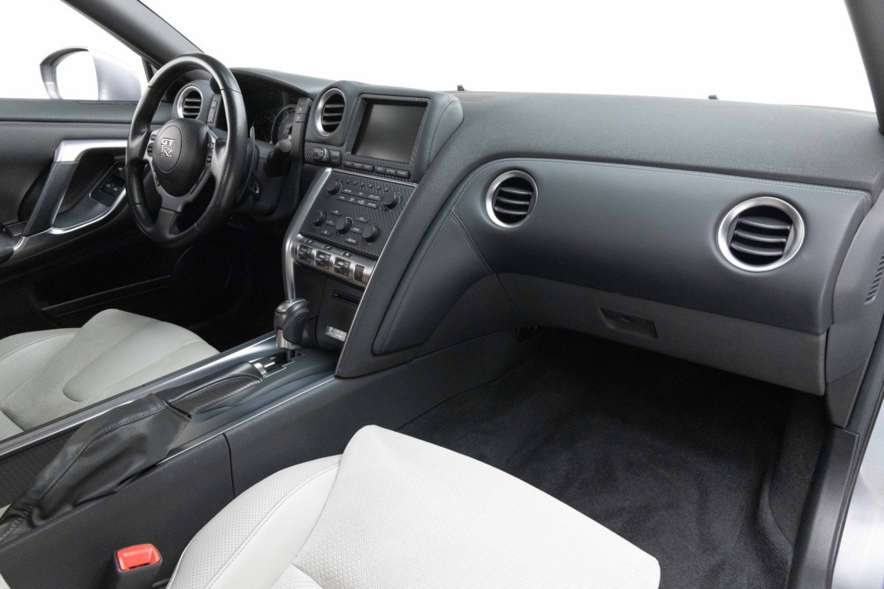 Used 2010 Nissan GT-R Premium AWD/4WD image 2