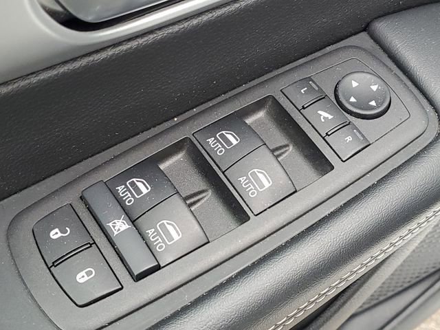 Used 2025 Chrysler Pacifica Limited image 29