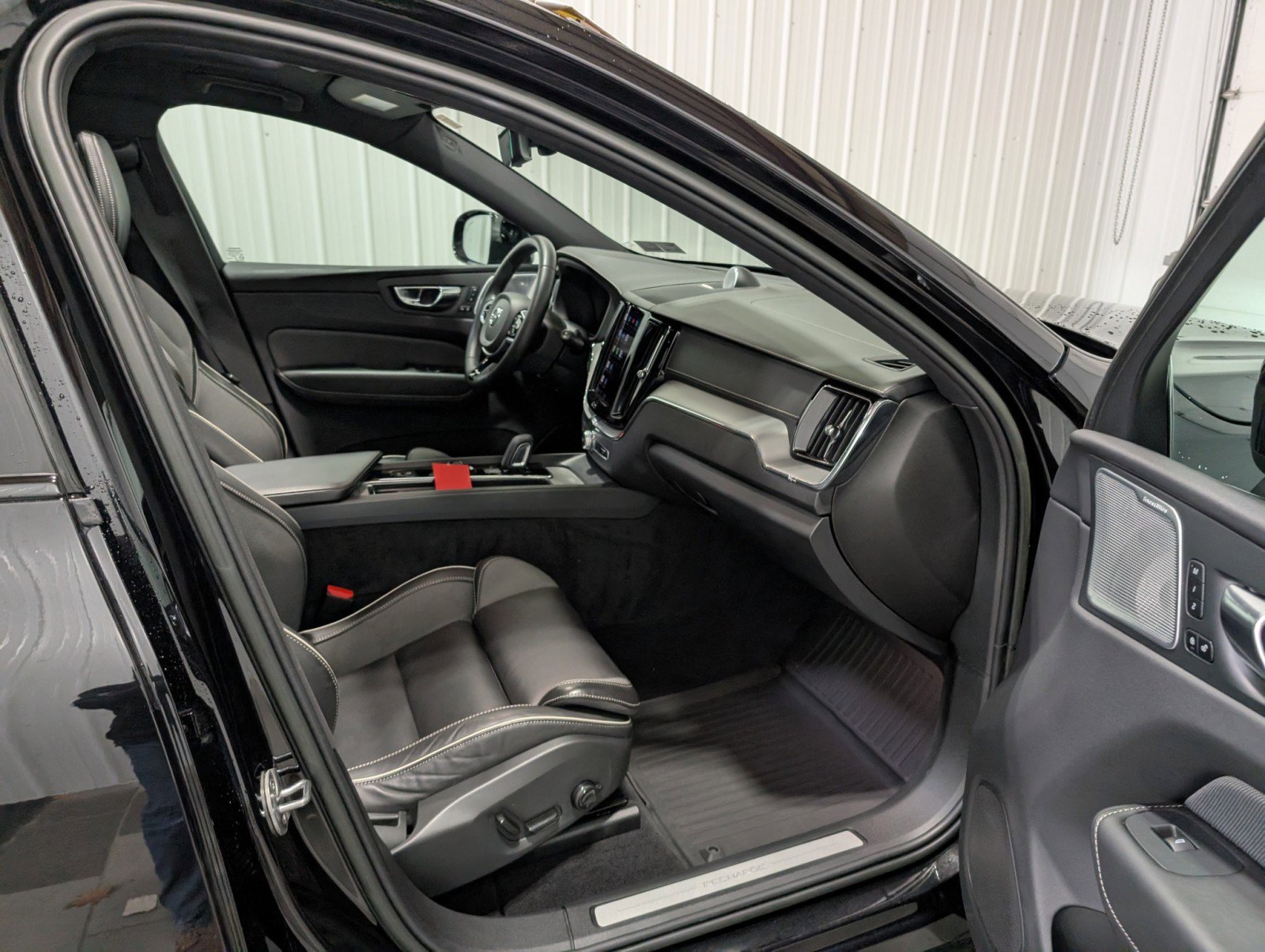 Used 2022 Volvo XC60 T8 R-Design w/ Advanced Package image 29