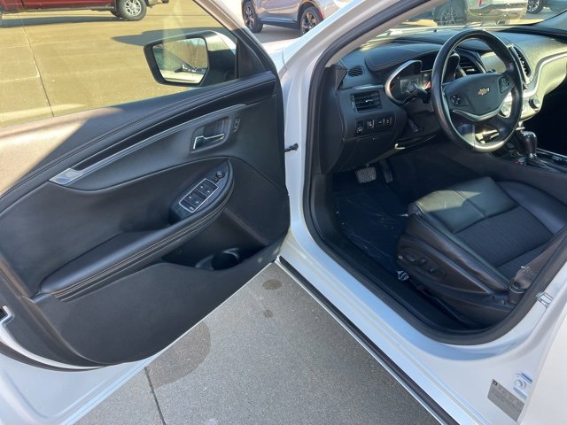 Used 2016 Chevrolet Impala LT w/ Convenience Package image 9