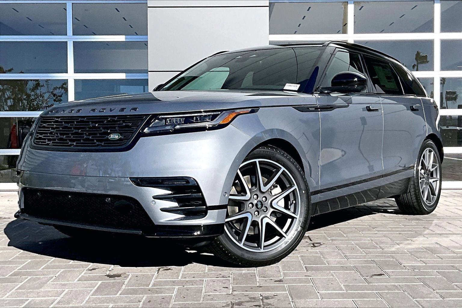 New 2026 Land Rover Range Rover Velar Dynamic SE image 1