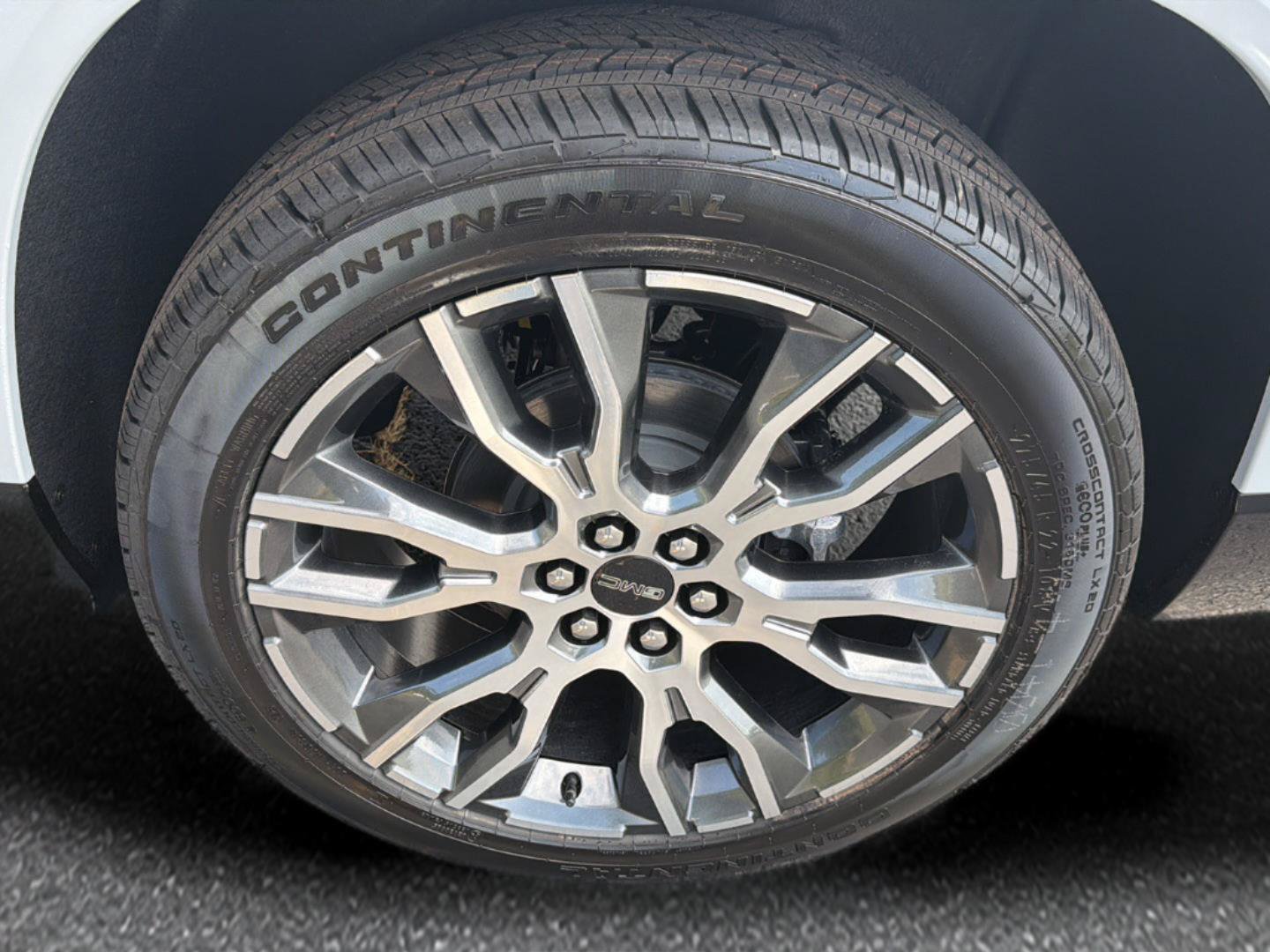 New 2027 GMC Acadia Denali Ultimate w/ LPO, Floor Liner Package AWD/4WD image 9