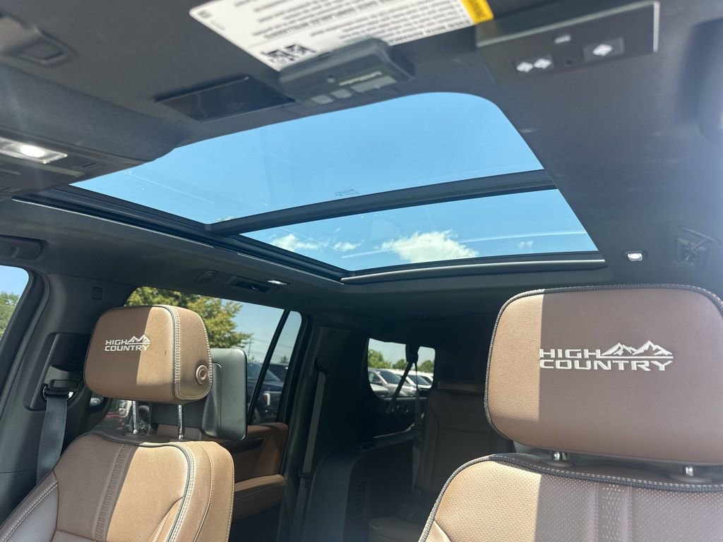 Used 2025 Chevrolet Suburban High Country AWD/4WD image 13