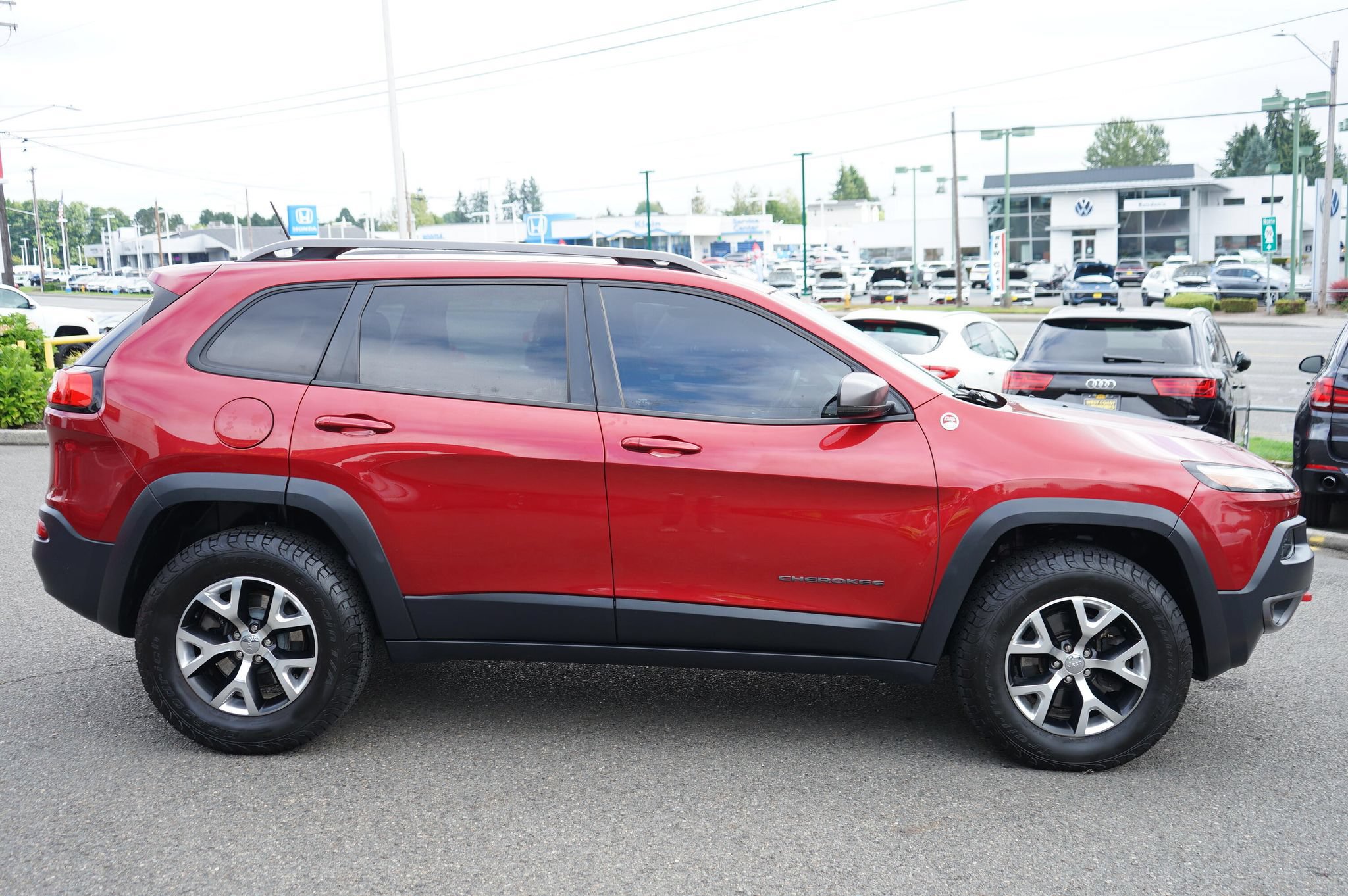 Used 2015 Jeep Cherokee Trailhawk w/ Ventilated/Heated Seat Group AWD/4WD image 6