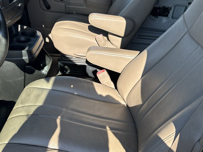 Used 2011 Chevrolet Express 2500 RWD image 10
