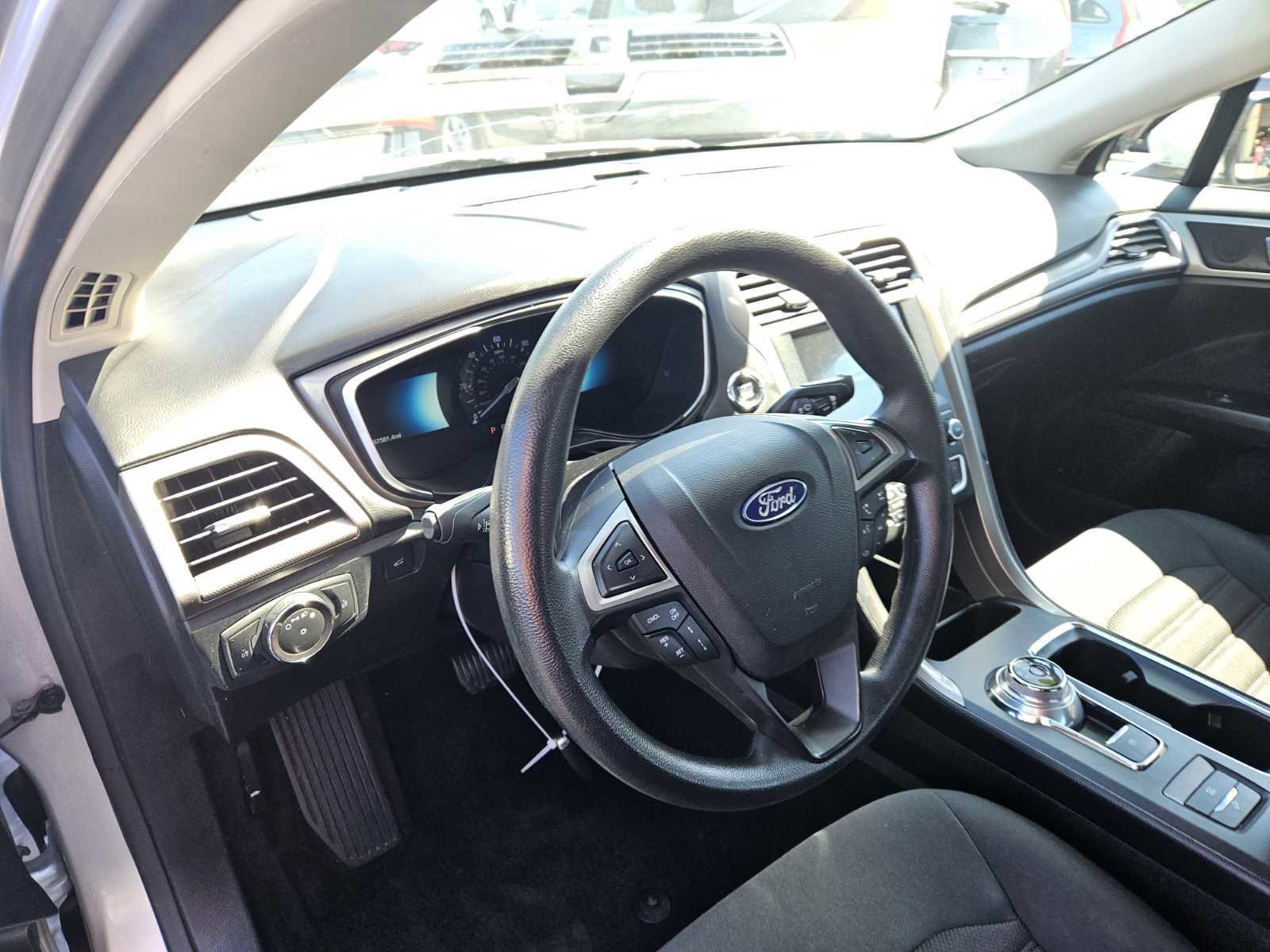 Used 2019 Ford Fusion SE FWD image 8