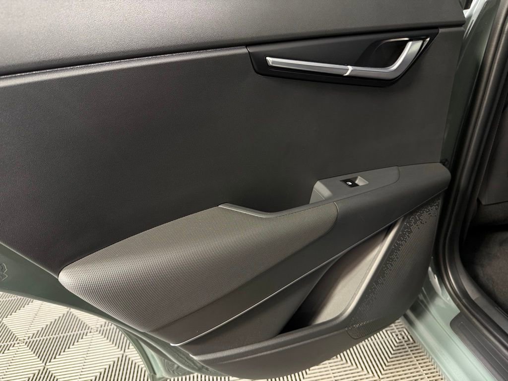 Used 2023 Kia Niro EX image 28