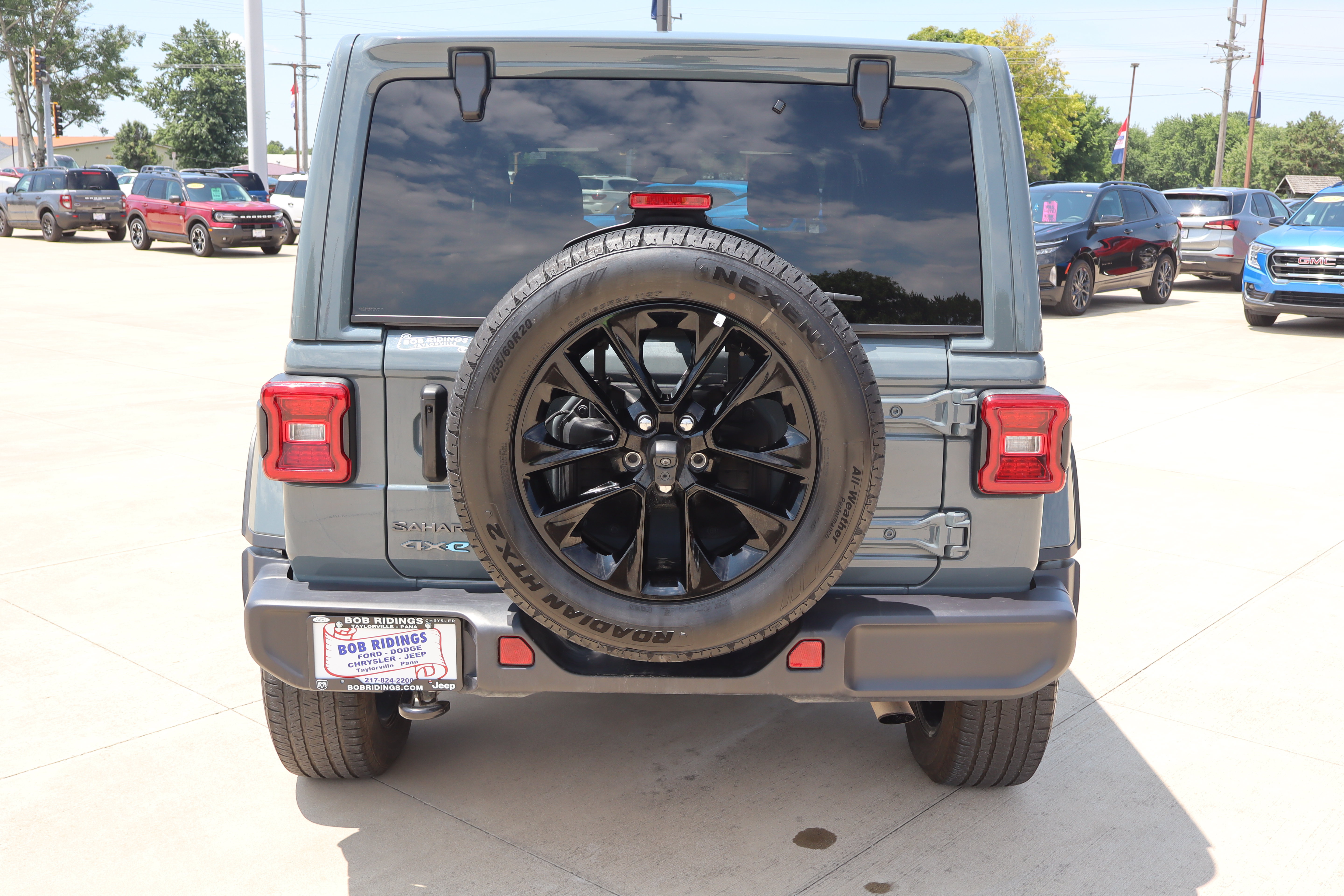Used 2025 Jeep Wrangler Unlimited Sahara AWD/4WD image 6