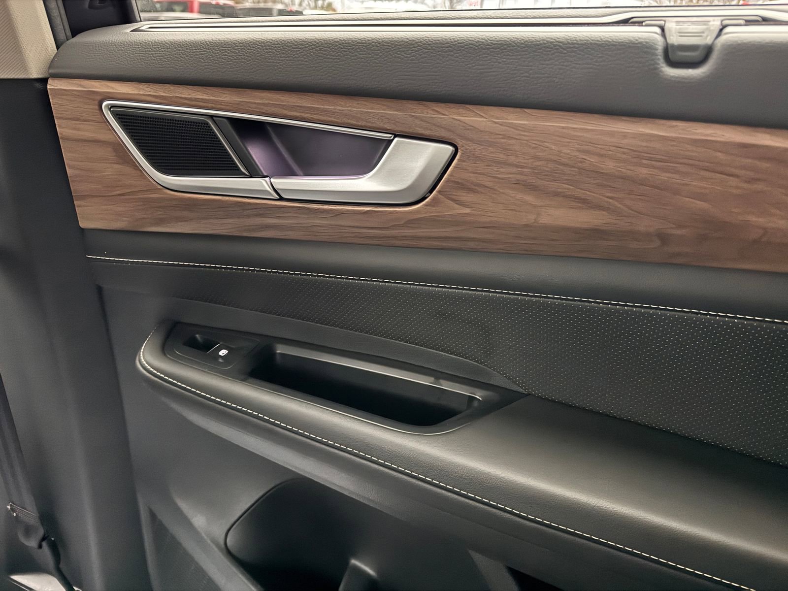 Used 2025 Volkswagen Atlas SE image 27