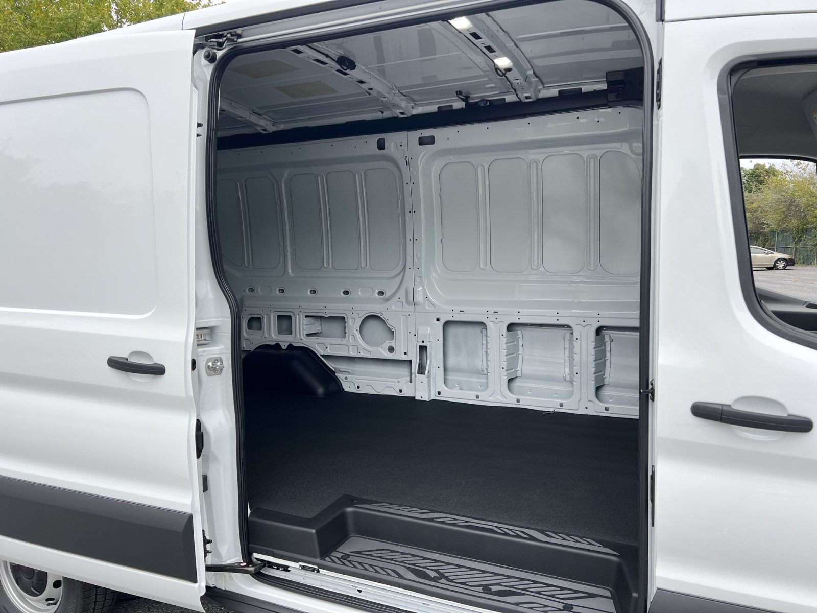 New 2027 Ford Transit 250 148 Medium Roof RWD image 23