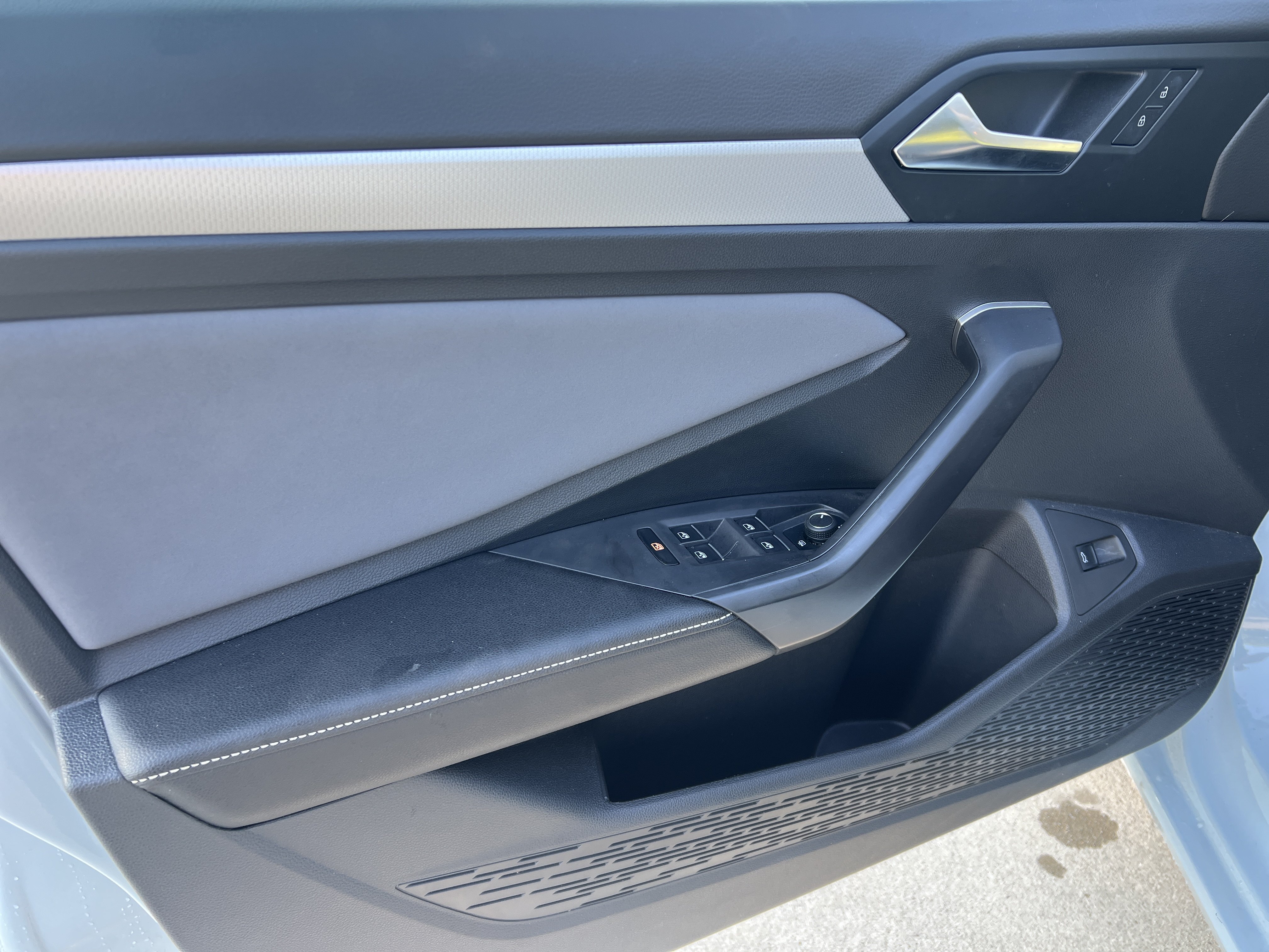 Certified 2025 Volkswagen Jetta SE w/ Sunroof Package FWD image 12