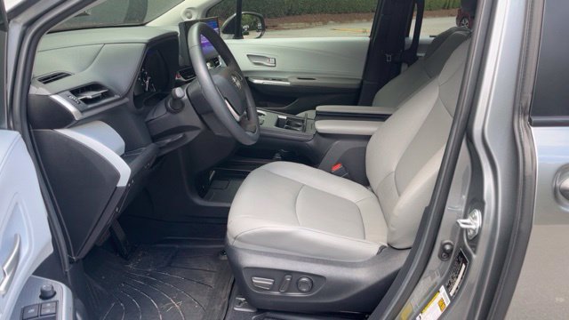Used 2026 Toyota Sienna XLE FWD image 5