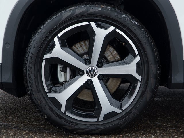 Used 2025 Volkswagen Tiguan SE w/ Panoramic Sunroof Package image 12