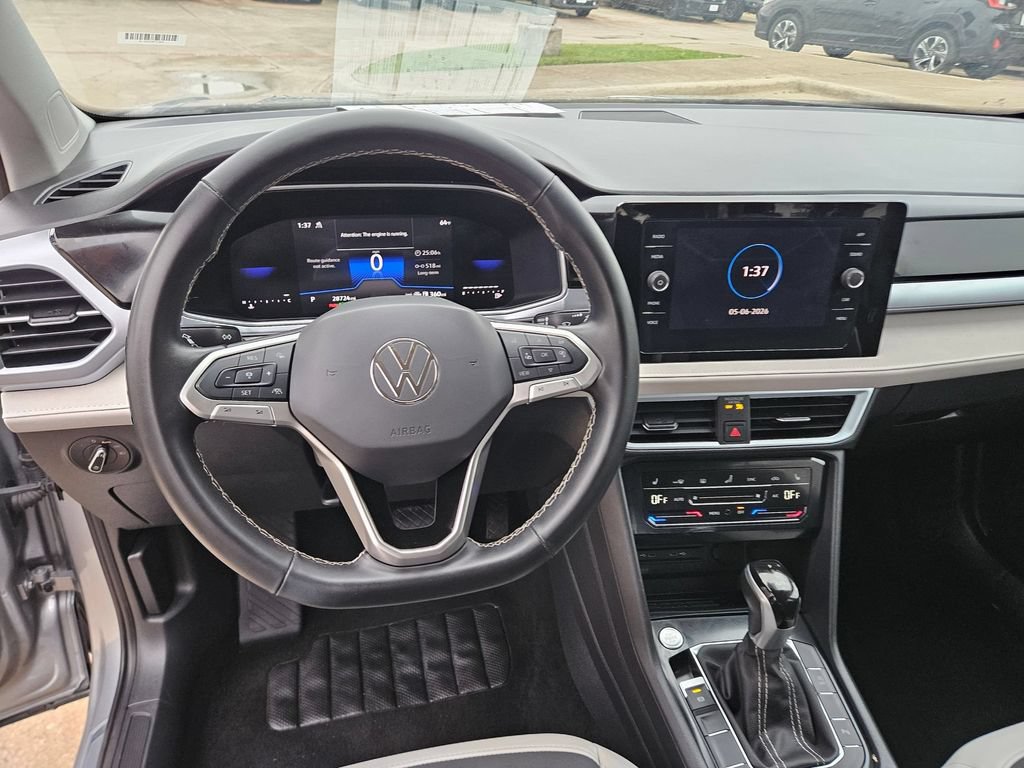 Used 2025 Volkswagen Taos SE AWD/4WD image 17