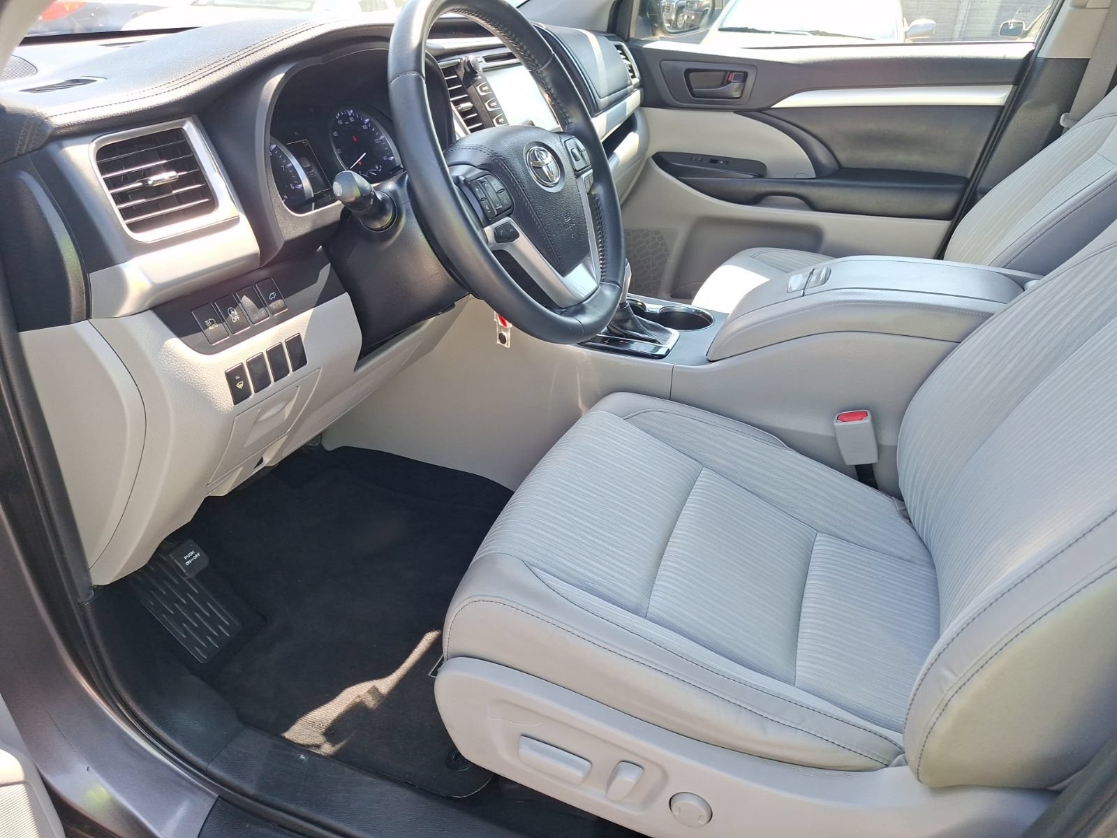 Used 2019 Toyota Highlander Plus FWD image 15