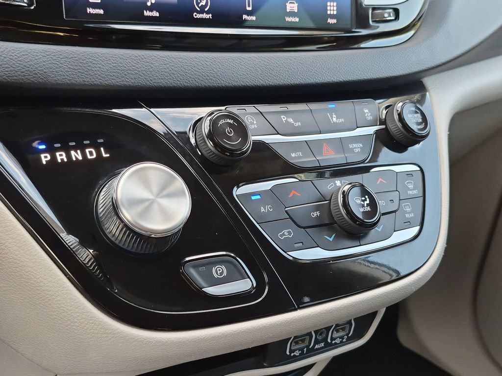 Used 2023 Chrysler Pacifica Touring-L FWD image 26