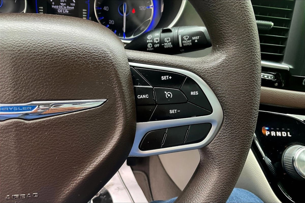 Used 2019 Chrysler Pacifica L FWD image 12
