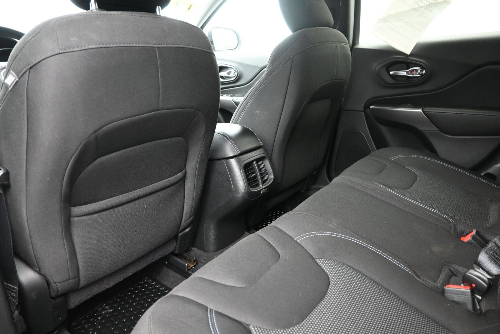 Used 2020 Jeep Cherokee Latitude w/ Cold Weather Group FWD image 21