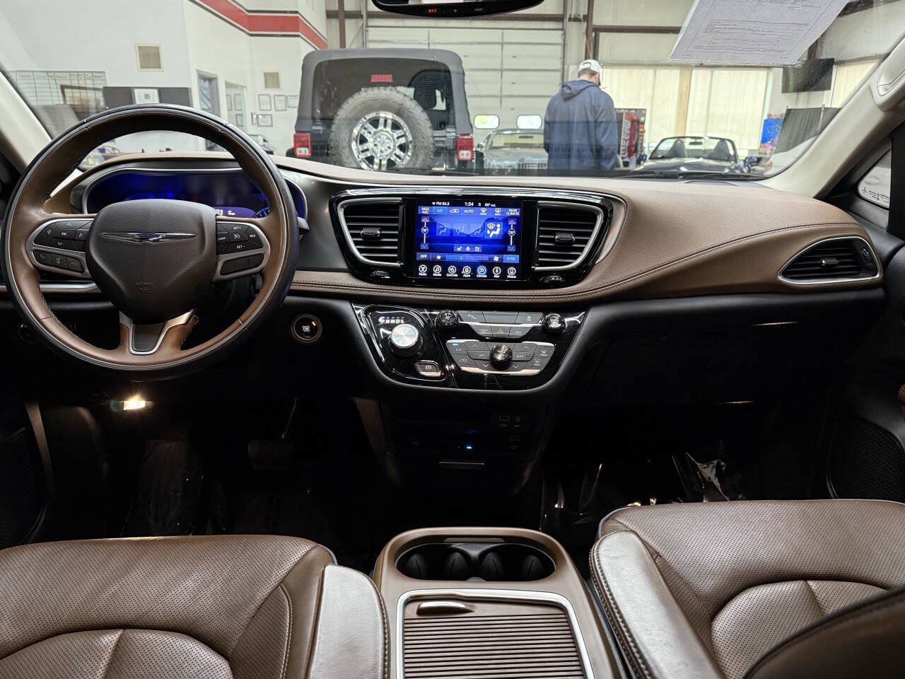 Used 2017 Chrysler Pacifica Limited w/ UConnect Theater Package FWD image 19