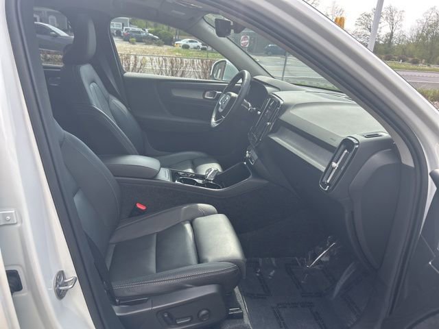 Certified 2025 Volvo XC40 B5 Plus AWD/4WD image 15