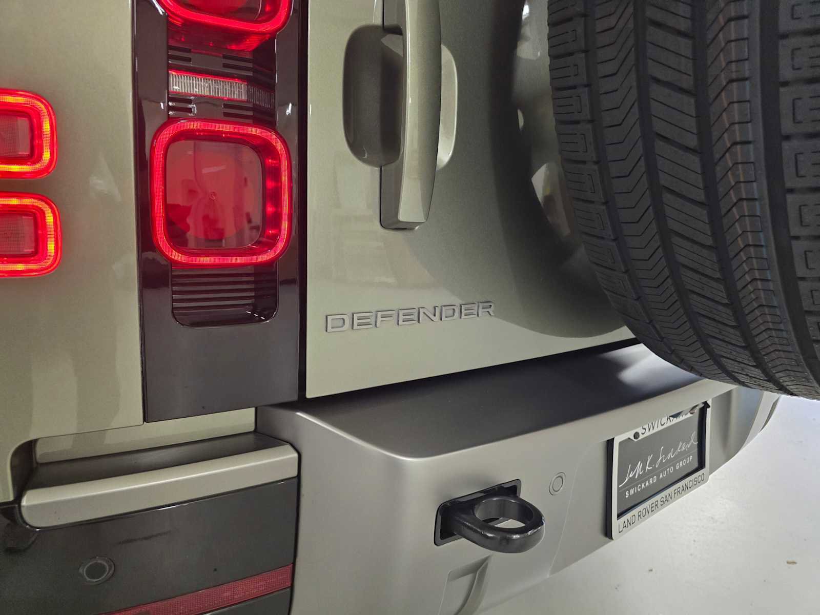 Used 2025 Land Rover Defender 90 X-Dynamic SE image 14