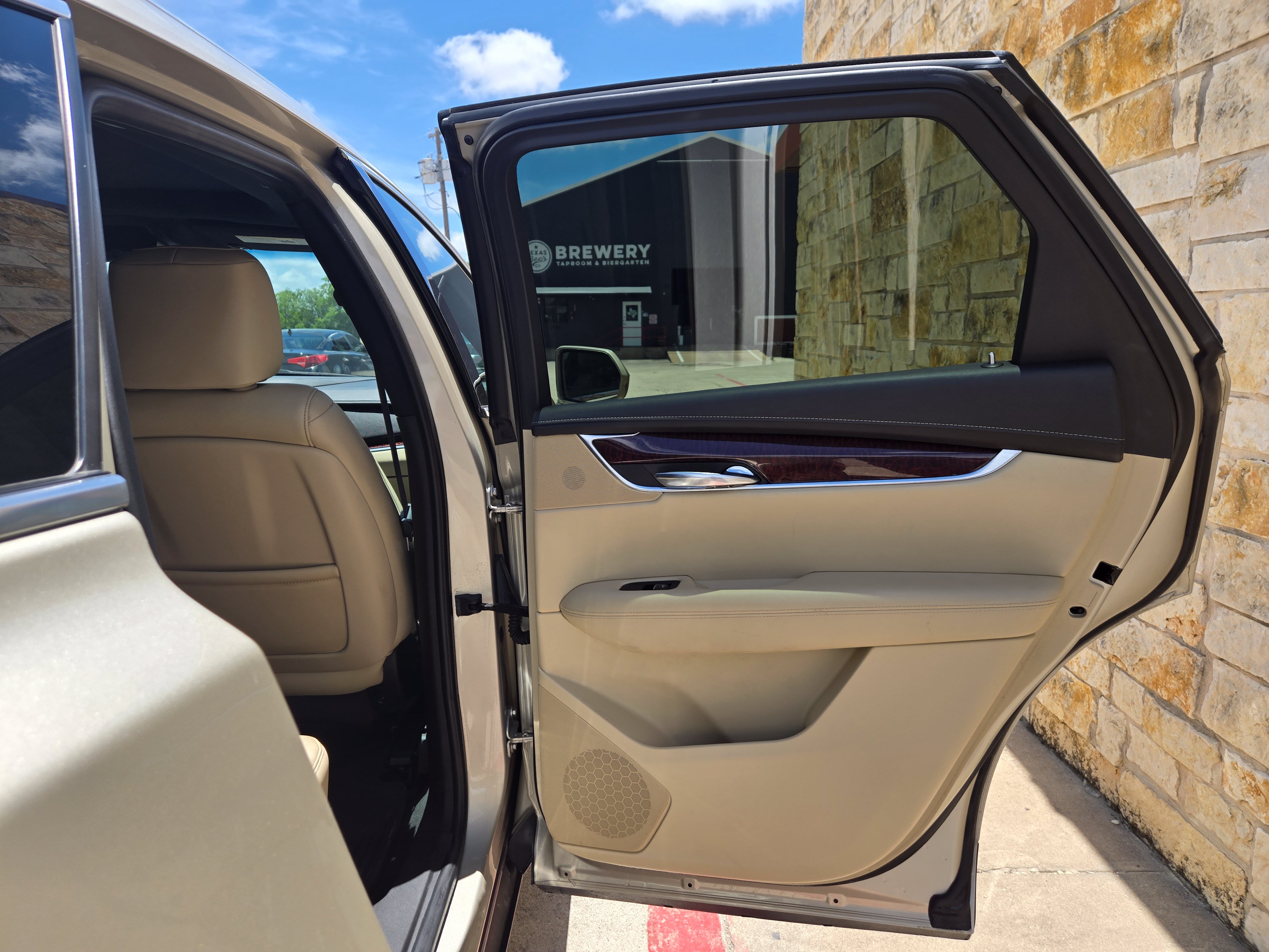 Used 2017 Cadillac XT5 Luxury w/ Driver Awareness Package FWD image 10