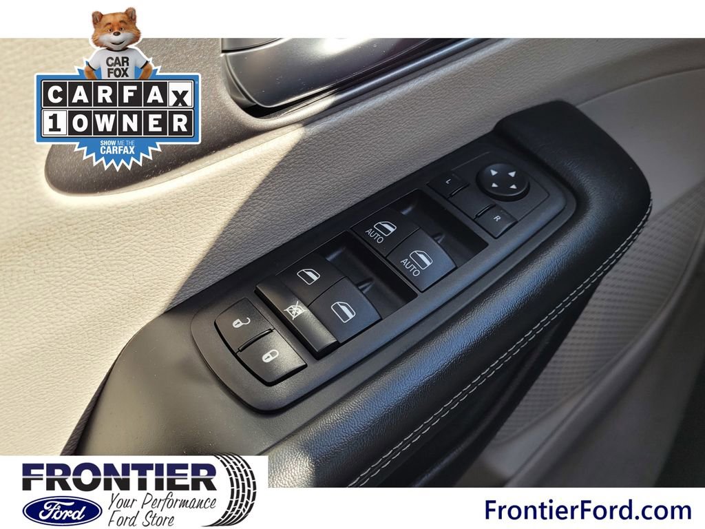 Used 2023 Chrysler Pacifica Touring-L image 15