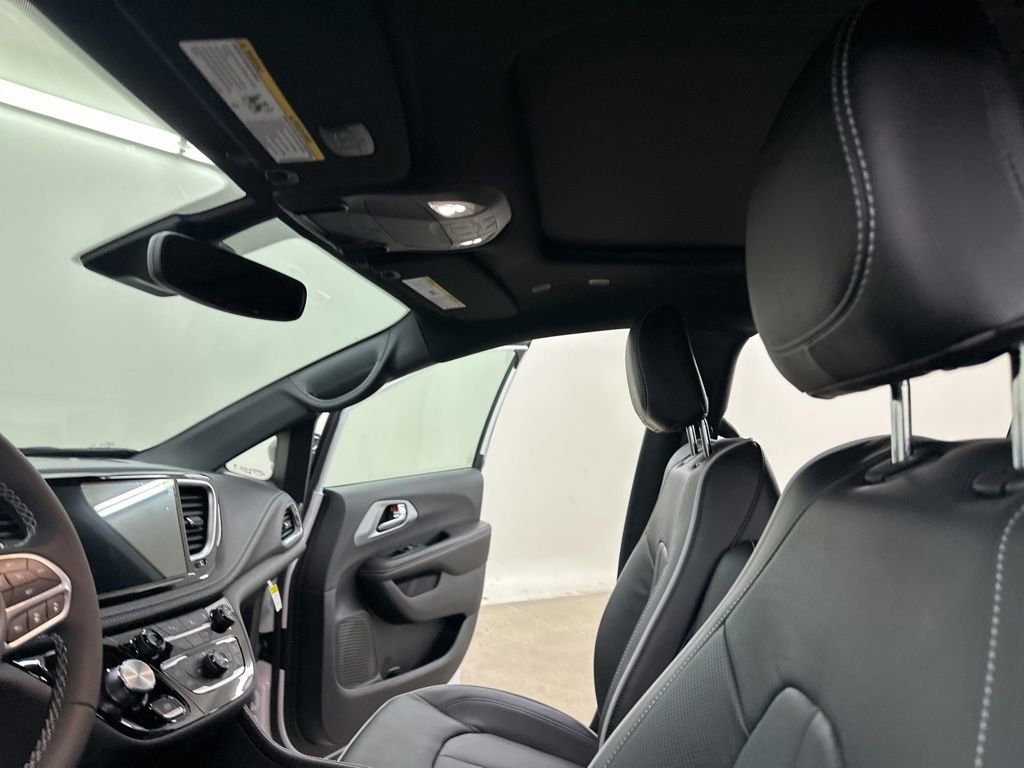New 2026 Chrysler Pacifica Limited image 29