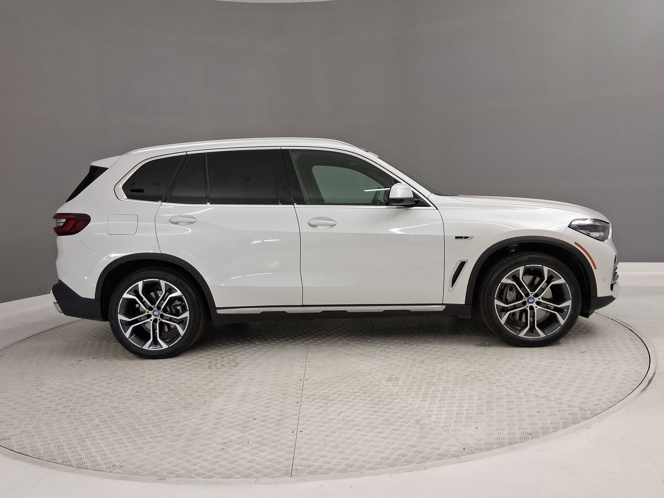 Certified 2023 BMW X5 xDrive45e w/ Luxury Seating Package AWD/4WD image 6