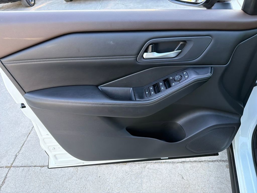 Used 2023 Nissan Rogue SV w/ SV Premium B Package image 46