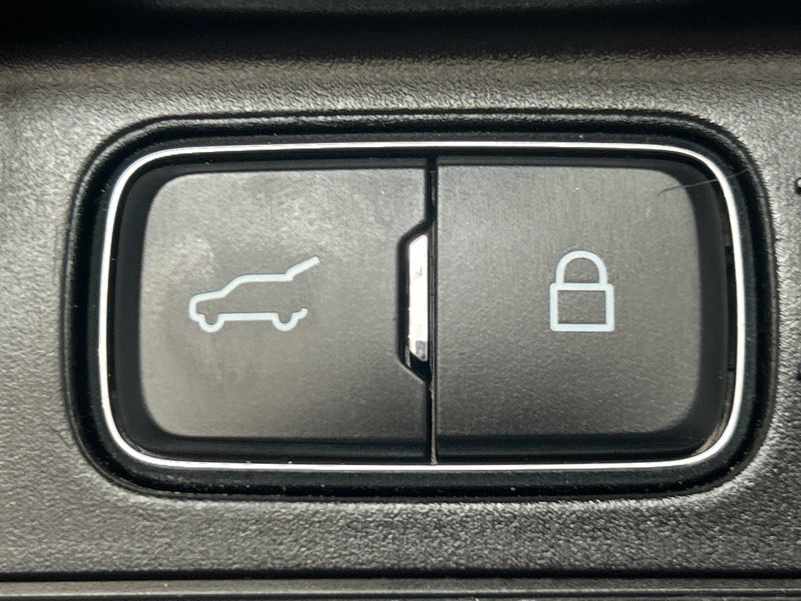 Used 2020 Ford Explorer XLT w/ Equipment Group 202A AWD/4WD image 14